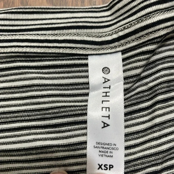Athleta XSP Sports Top Striped. Ultra short muscle sleeves for workouts. - Picture 2 of 5